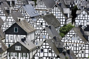 华体会登录-街巷交响曲，保罗如何以秒为弦，掌控F1不眠夜的战局脉搏